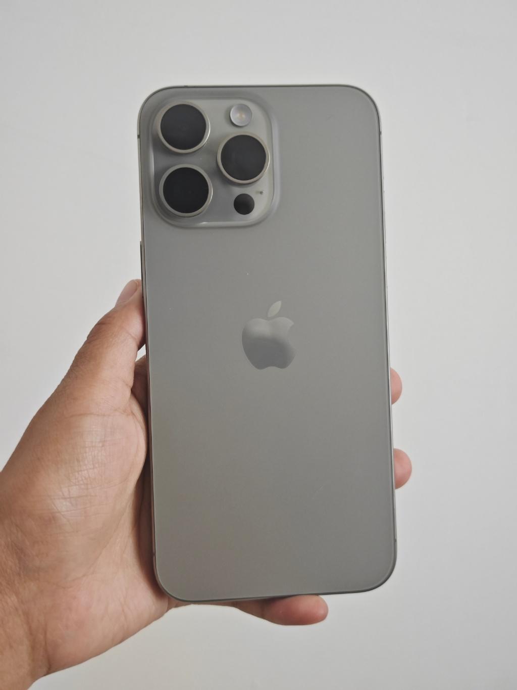 看了一下朋友圈，大家晒的都是粉色iPhone15、或者iPhone15 Pro，