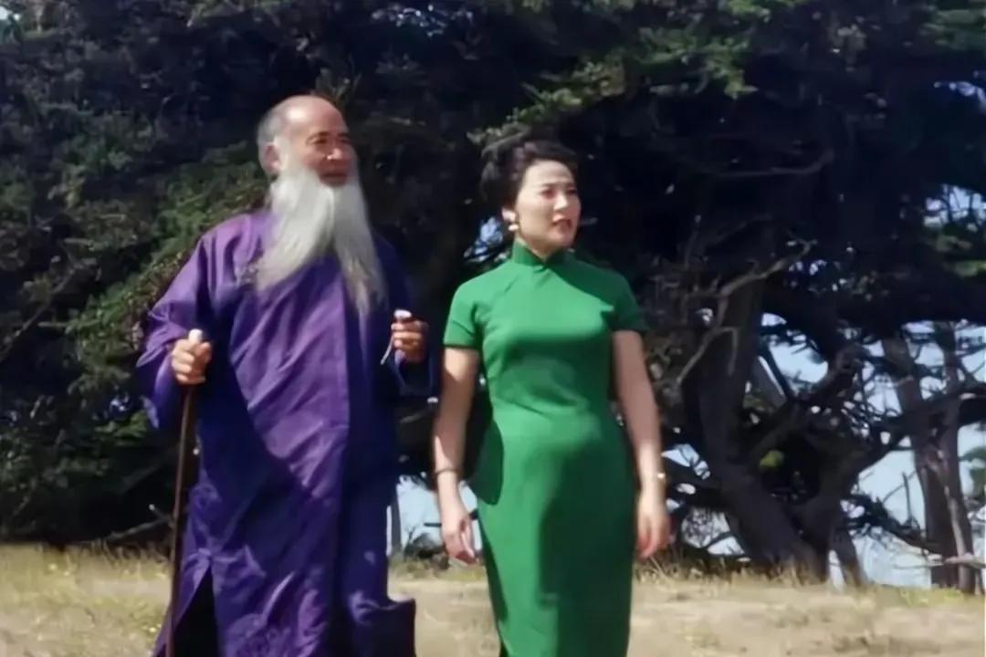 1952年，东京，18岁的日本少女山田喜美子，害羞地站在了53岁的张大千面前，她