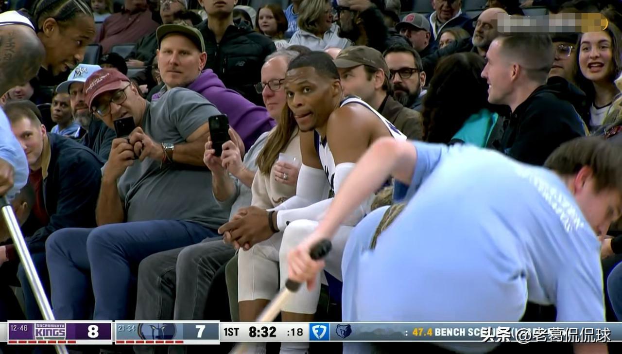 国王老将威斯布鲁克真是可爱极了！在今天国王客场挑战灰熊的比赛中，当时比赛进行到了