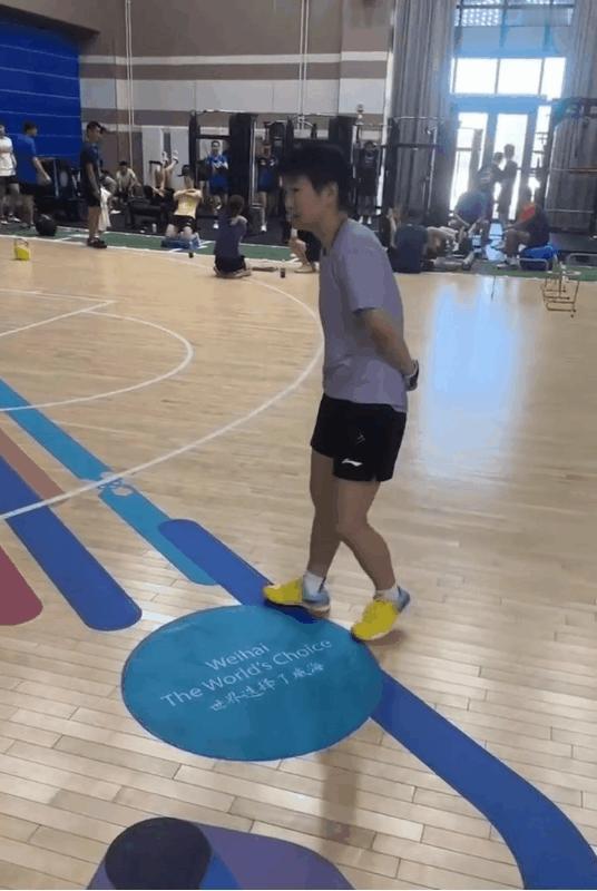 哈哈，你们知道吗？莎莎模仿邱指导走路，简直绝了！👏

不仅模仿得像模像样，甚至