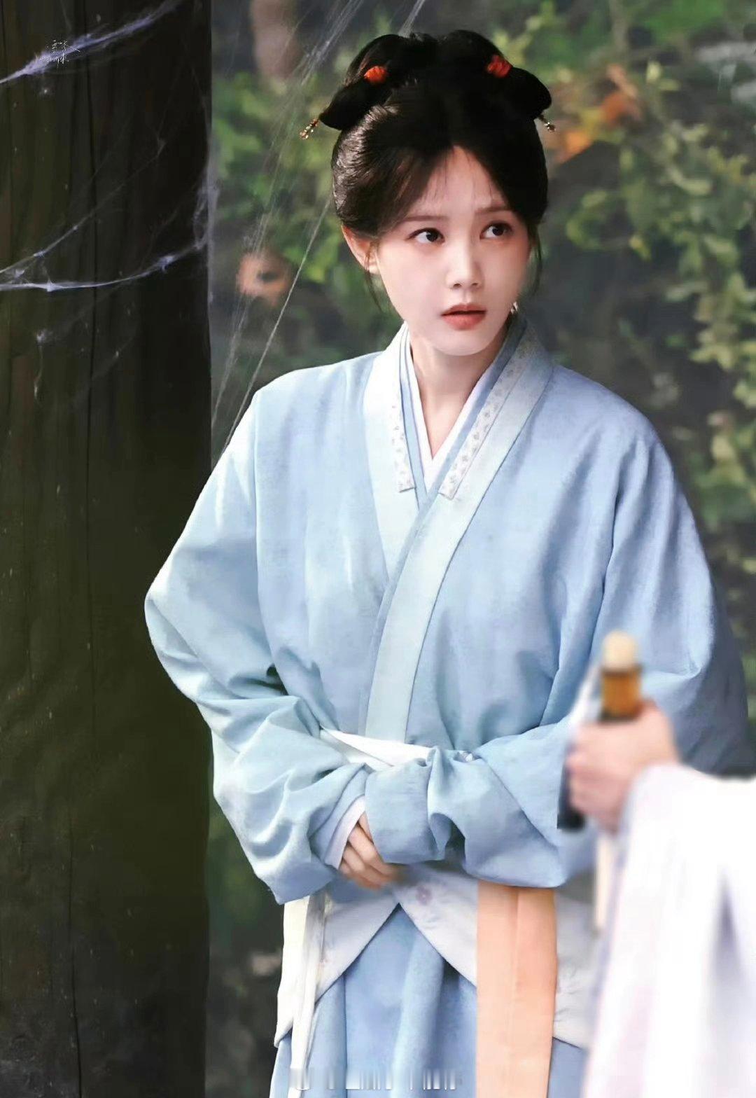 李一桐《金枝》今日路透，新皮肤好素，脸好美