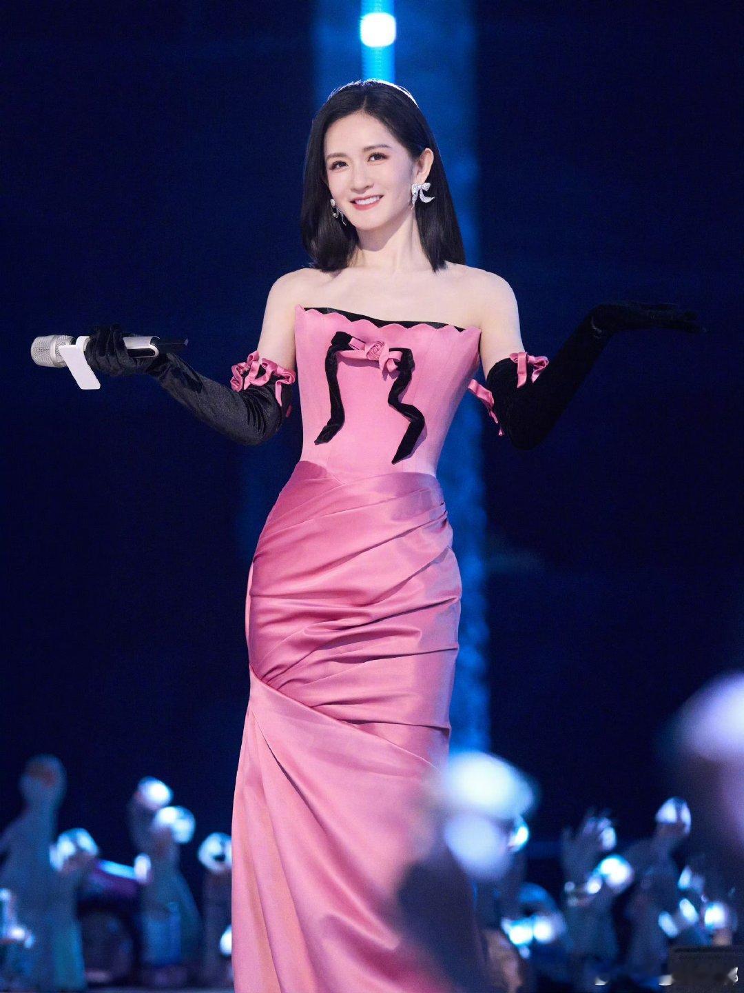 谢娜晒二公粉红色的回忆乘风2026谢娜分享二公舞台点滴，满满的粉红色回忆温柔又治