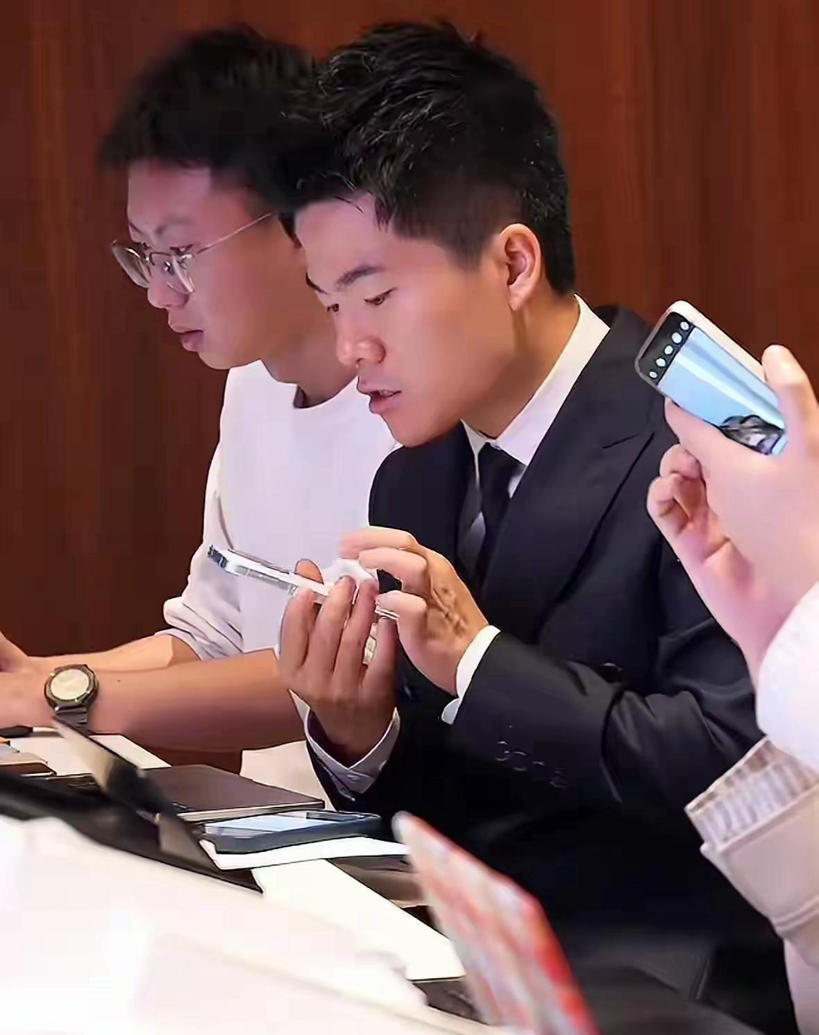 “与辉同行”八大金刚！
方成琳：总经理，行程安排，商务对接，直播控制等核心事务。