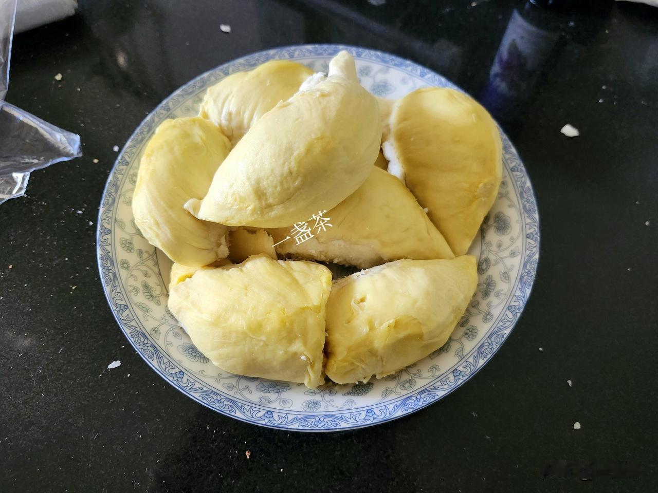 今天老头去医院做靶向输液治疗，刚6点40女儿就上楼来接了。

一进门她递给我一个