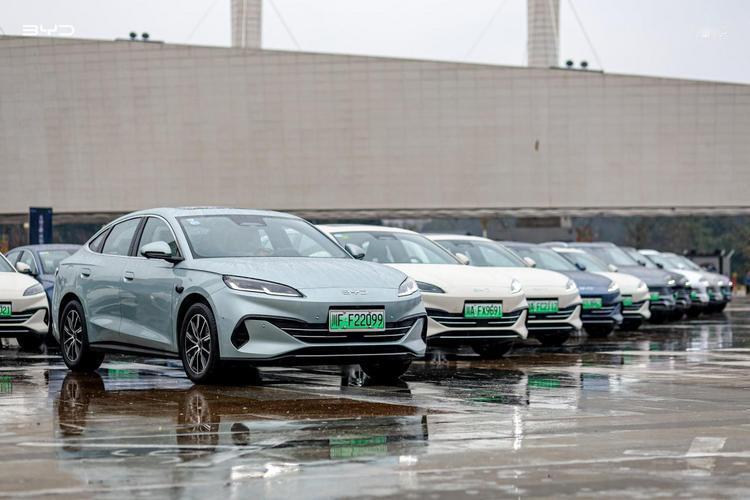 比亚迪1-8月的销量超过286万辆，稳居榜首。它能卖得真好，全靠一身的“黑科技”