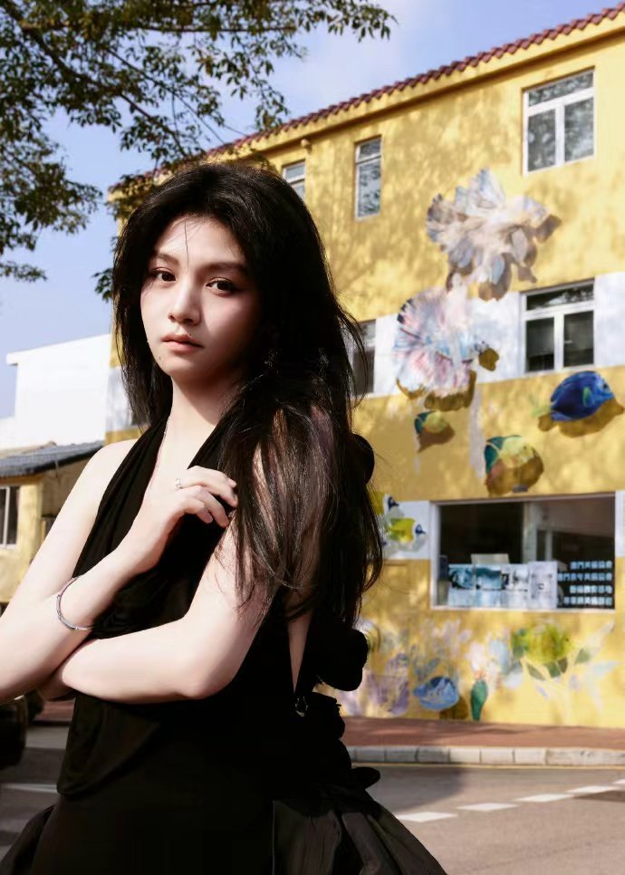 春夏近照状态 看看春夏近照！刚过完生日，眉眼间青涩隐去，笃定从容展现。简单装束衬