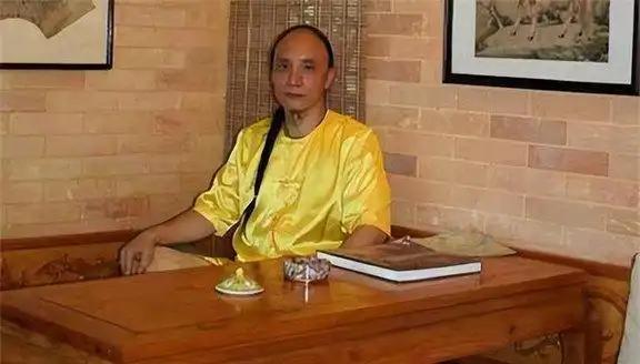 “把故宫还给我家！多尔衮10世孙在火车大闹一场，非要插队去买票，还大言不惭：“你