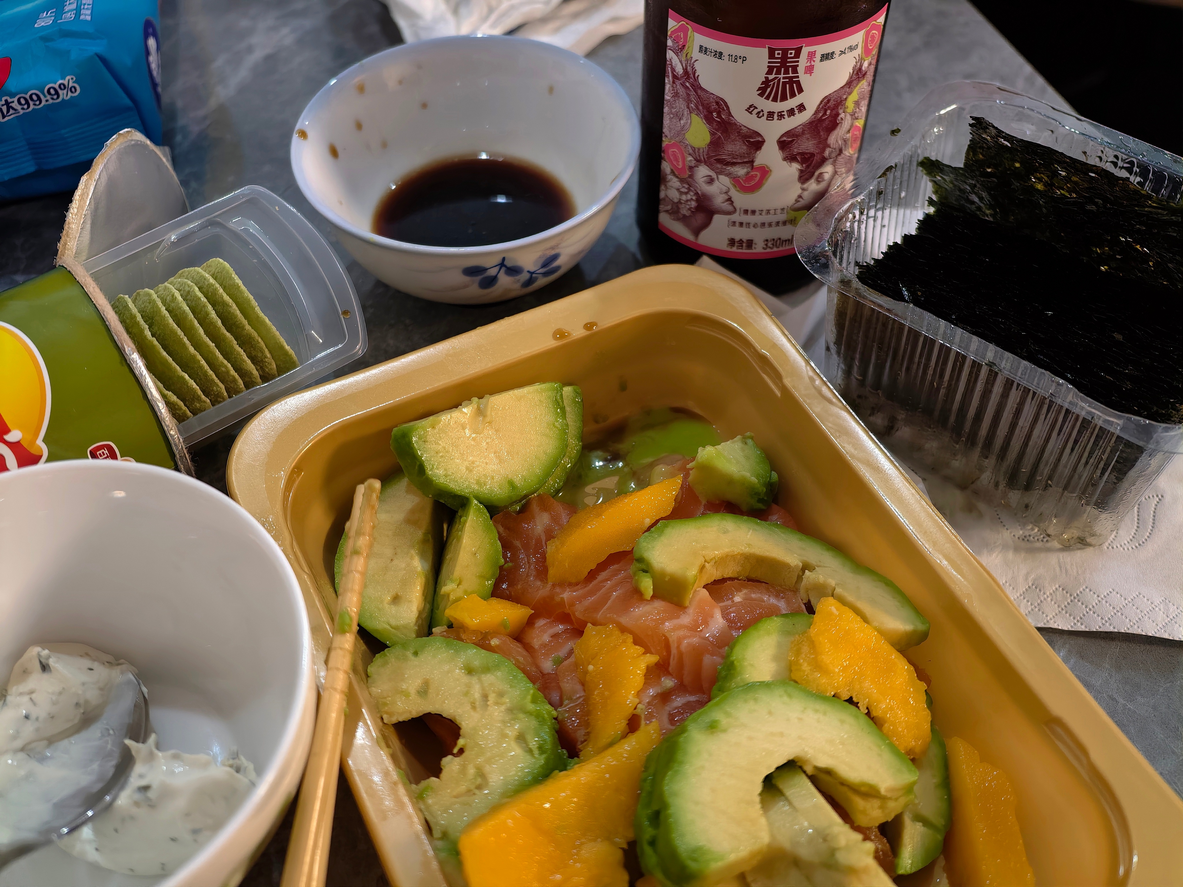 海苔+薯片+三文鱼+牛油果+芒果+奶酪+小啤酒=小夜宵 