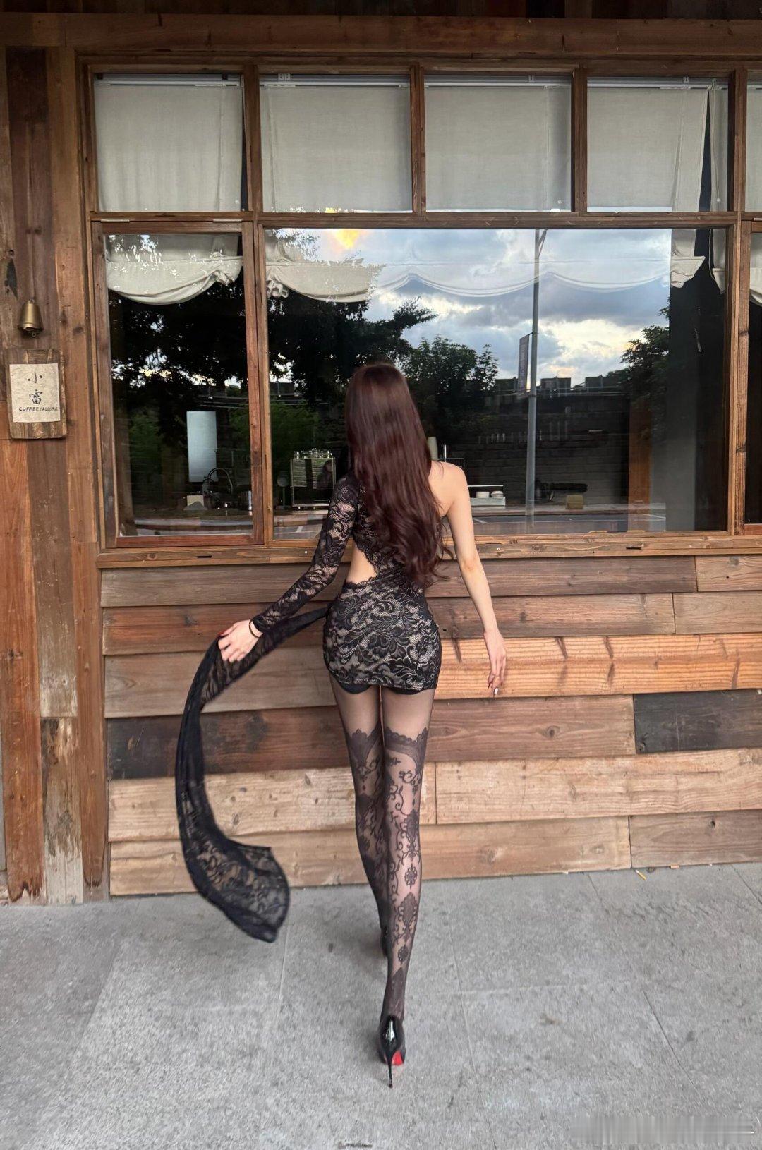 刚看你的第一眼就已窒息 ​​​