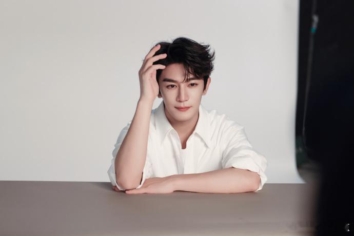 夏之光有效剧播 凭借剧中角色的亮眼表现，个人商务合作迎来新一轮官宣进展。 