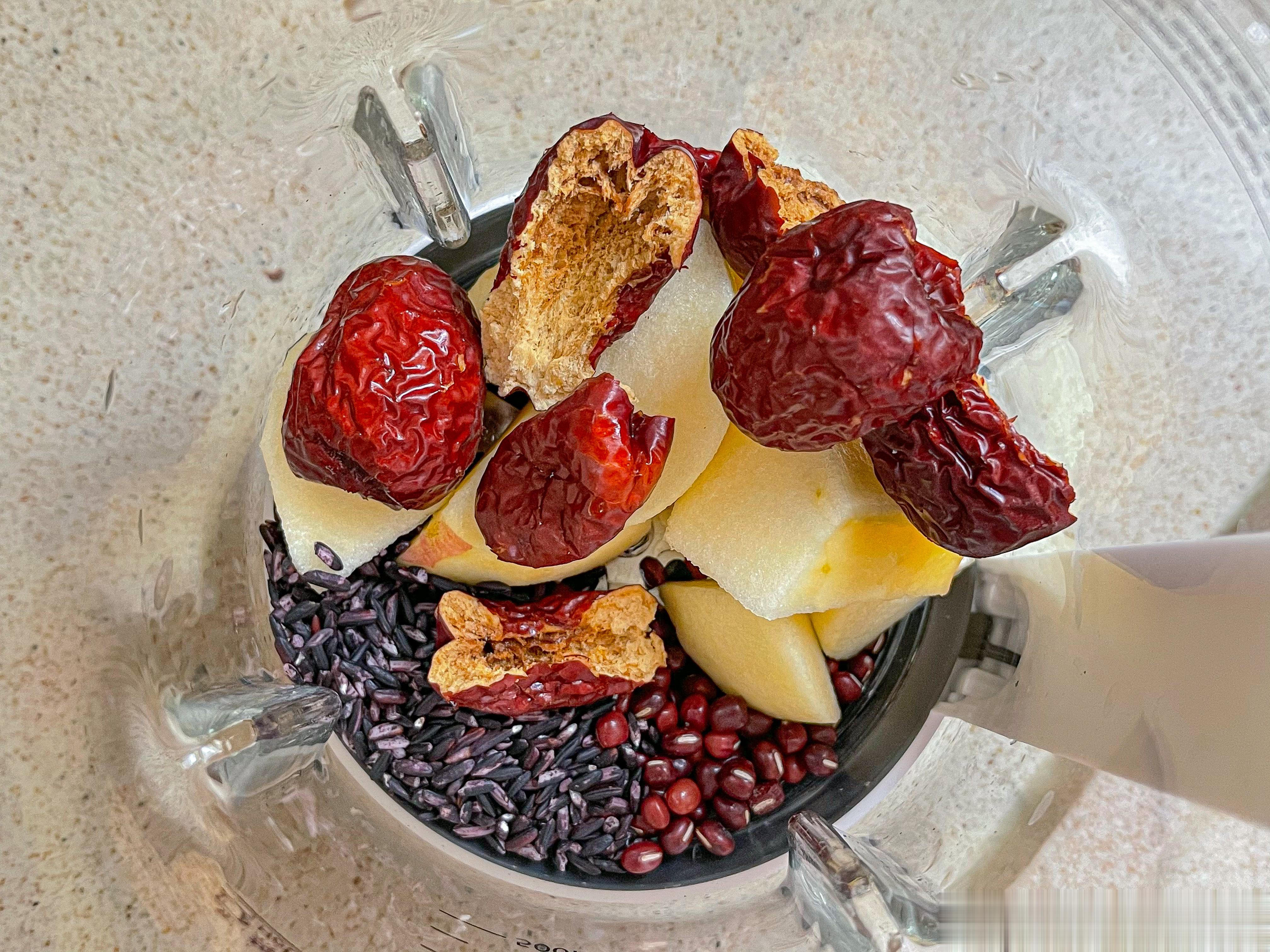 早上起晚了，乔乔在家的早饭。给她准备了米糊，玉米，贝贝南瓜，鸡蛋[666]。 ​