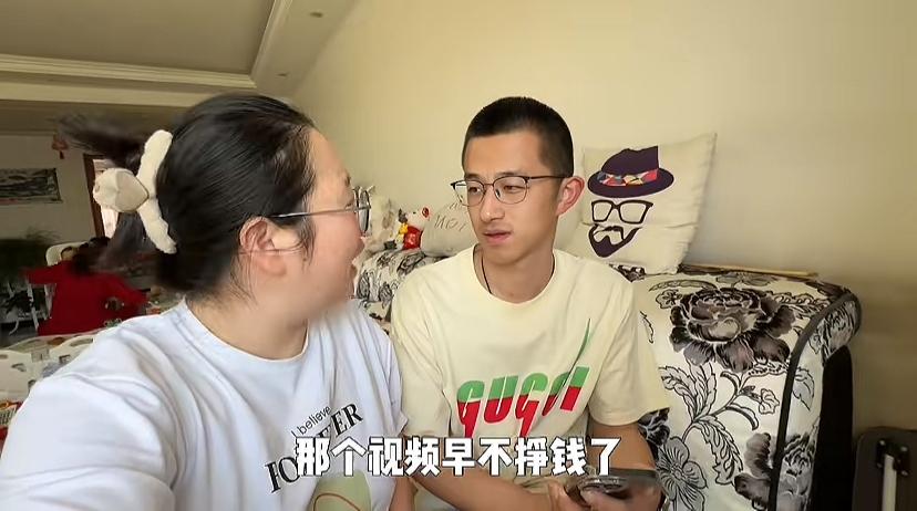 要说实在还得是“都是锅”，展示了最近一个月的视频流量收入，只有800元，只靠这点