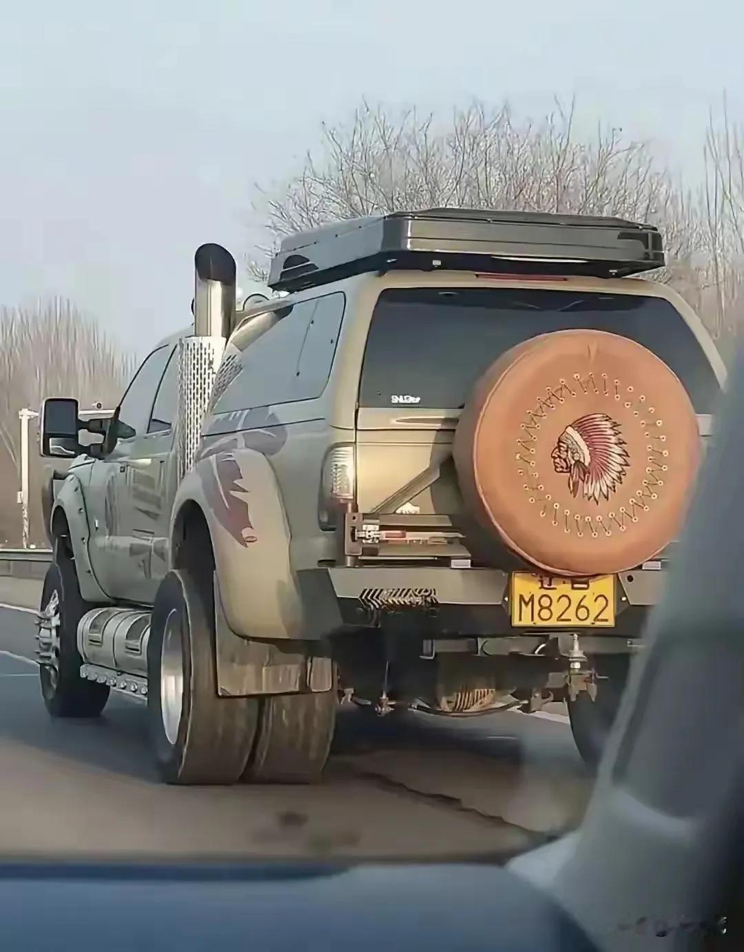 高速上瞥见一辆车，车身庞大又厚实，我心想，这油耗不得百公里 15个油起呀？可我愣