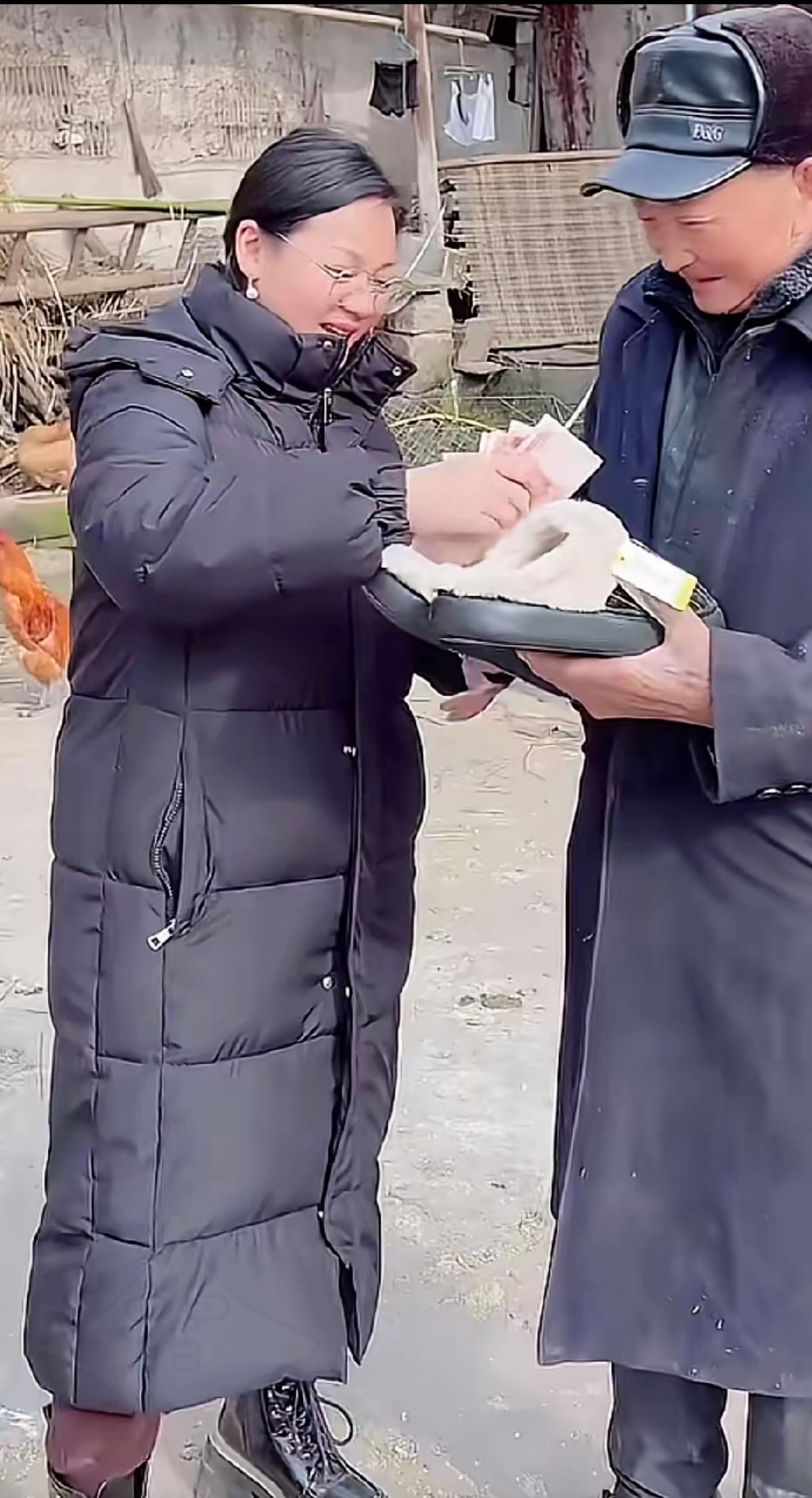 独居老人门口传来的那声呼喊，真的让人瞬间破防！75岁无儿无女的老人，看到女子跑来