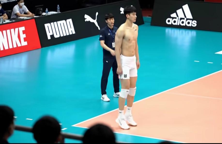 这种高大瘦而健壮型的男体育生应该都是排球运动员吧？身上没有一点多余的脂肪，高高瘦