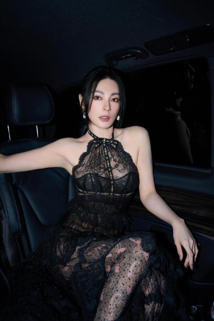 张雨绮 ✖️ 🤩 镂空透视蛋糕裙 优雅贵气 肆意自然漫步走 火力全开💃🏻 