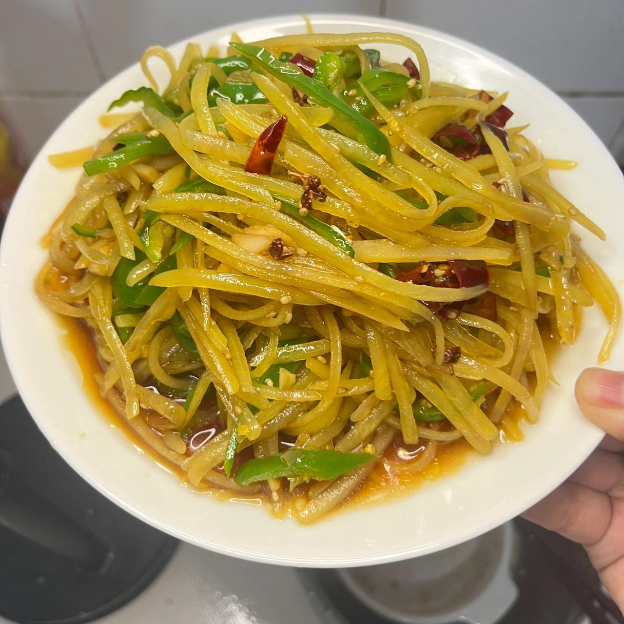 没人会拒绝凉拌土豆丝吧
天热就要吃一些爽口的菜，酸酸辣辣的凉拌土豆丝最是爽口，不