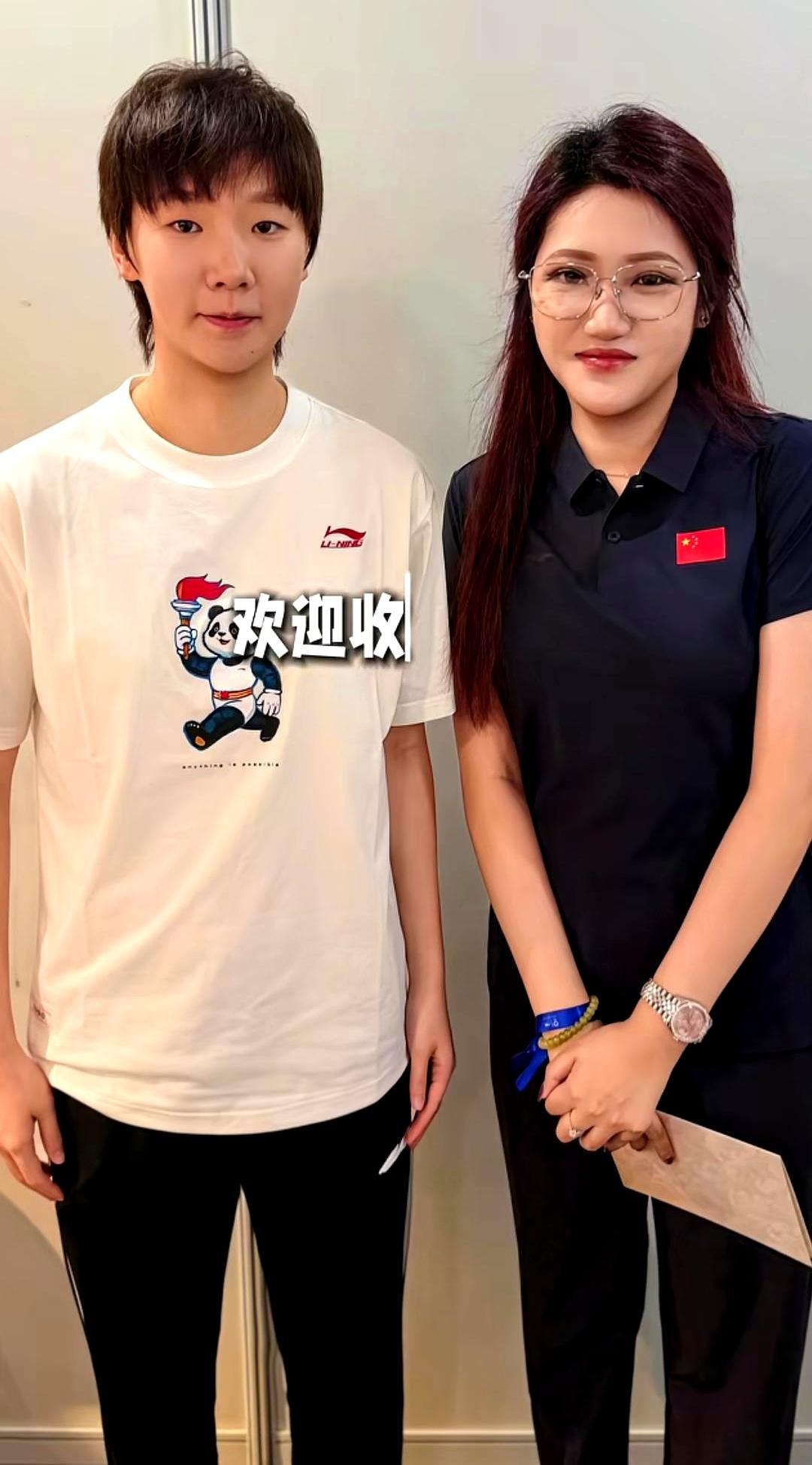 临到活动时，原先等着的莎莎突然没来，座位一换，就成了黄友政顶上。
安嫂跟着安哥“