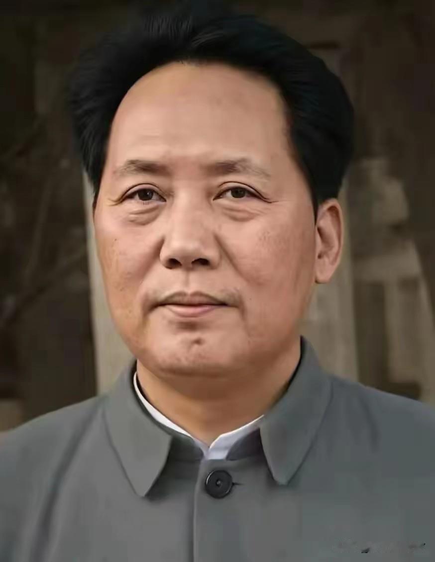 人物形象：图中是毛泽东同志，身着经典灰色中山装，内搭白色衬衣，发型为标志性短发，