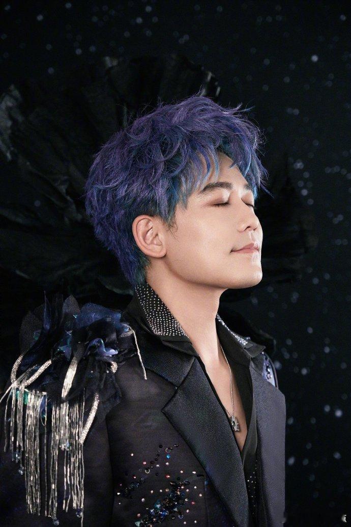 苏醒的少年感溢出屏幕了苏醒的少年感真的绝了，浅蓝穿搭 + 篮球，在厚米乐园直接封