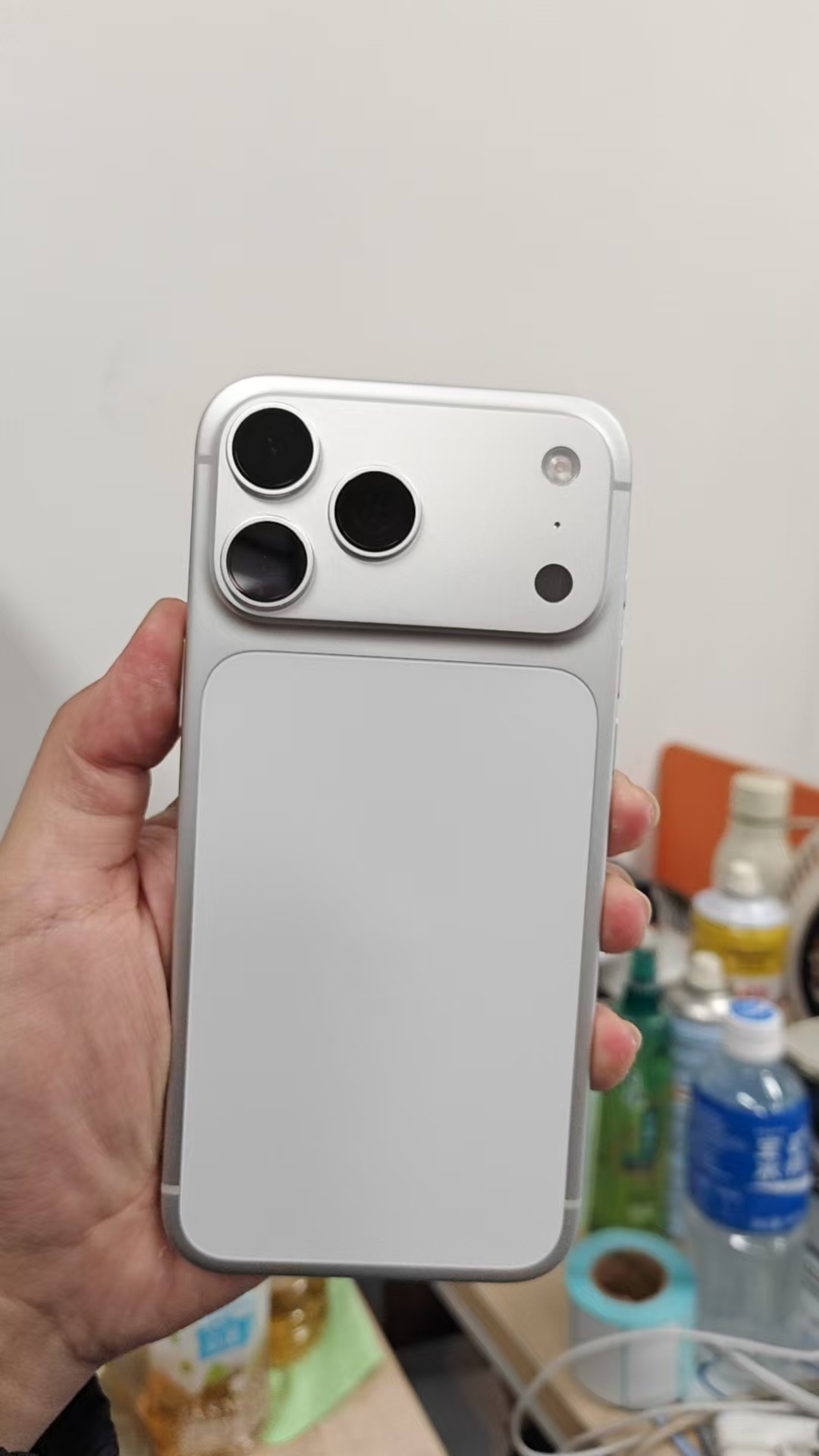 粉丝说再也不用iPhone 了17Pro Max用了三个月，前摄像头全是彩点但是