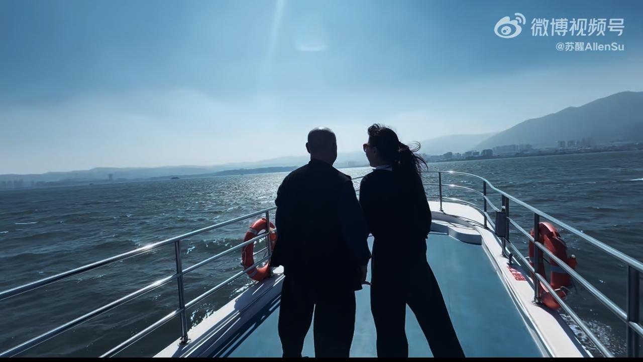 苏醒的《老歌手日常》更新了。
这一期主打是父母爱情。
老苏总与阿荷徜徉在云南的微