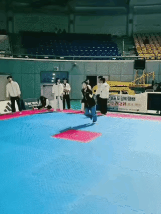 标准的凌空侧踢，姑娘真棒[赞]