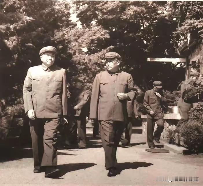 建国后的庭院留影，彭德怀元帅与李克农上将并肩漫步交谈，一位统帅沙场，一位深耕隐蔽