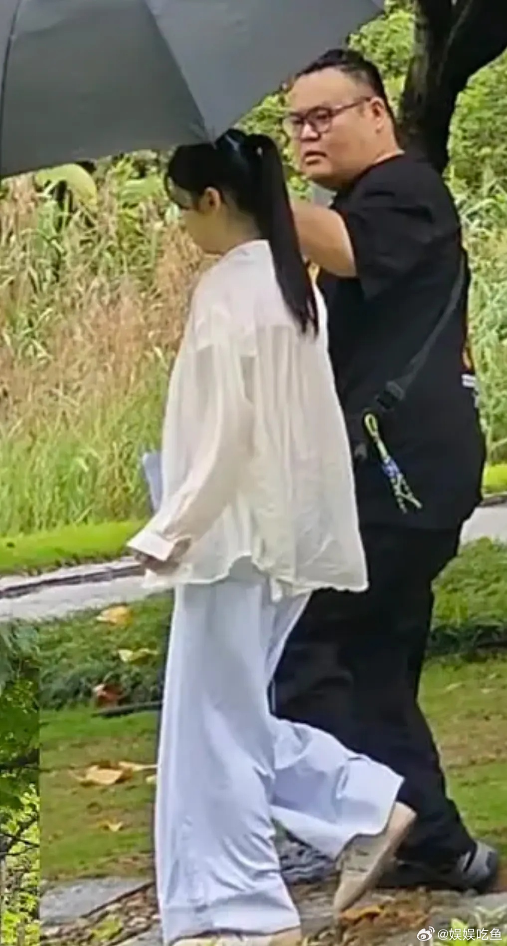 这真的是周也吗？下巴连着脖子？ 
