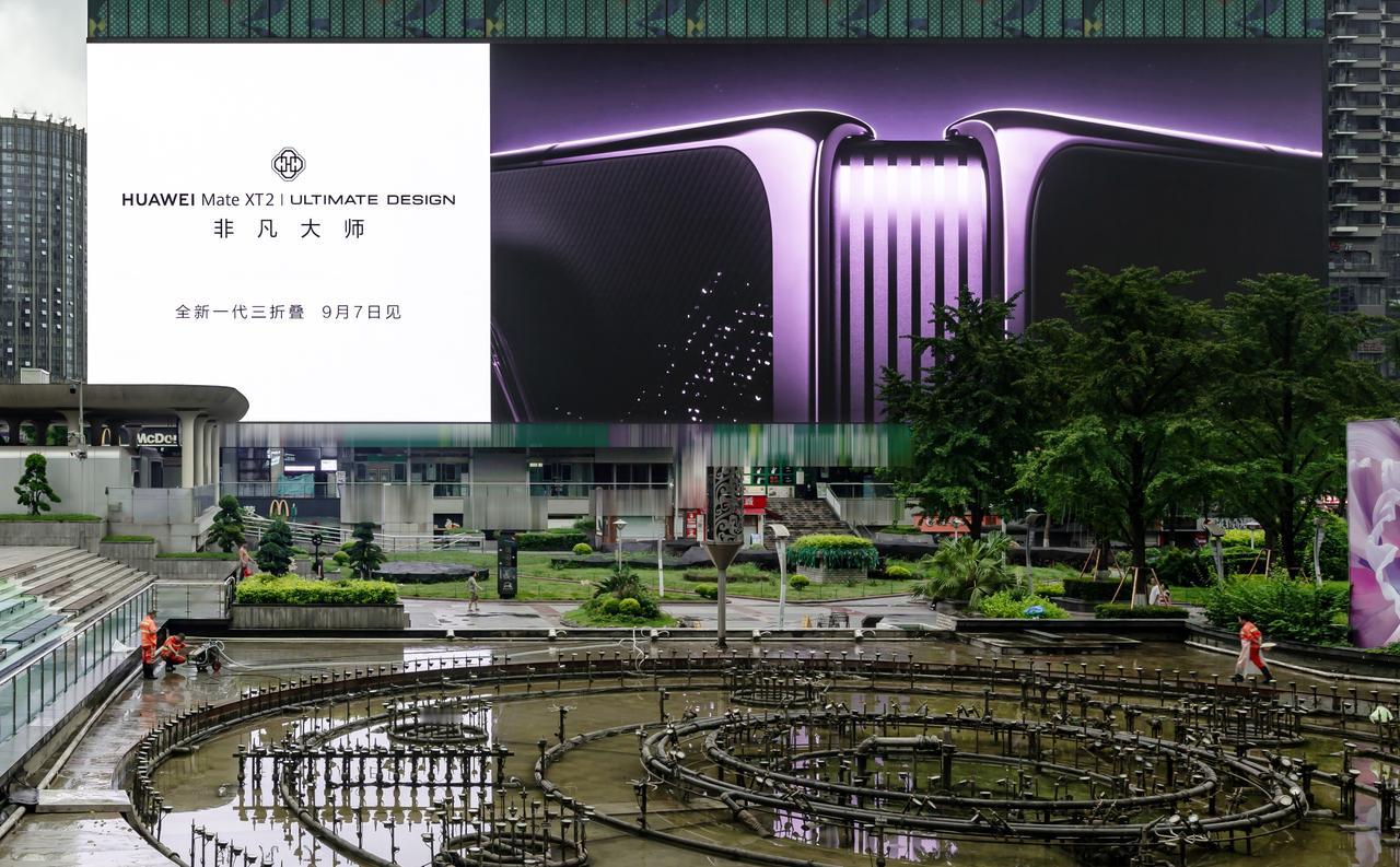 当科技与艺术相遇，便诞生了华为Mate XT 2 非凡大师。这款全新一代三折叠手