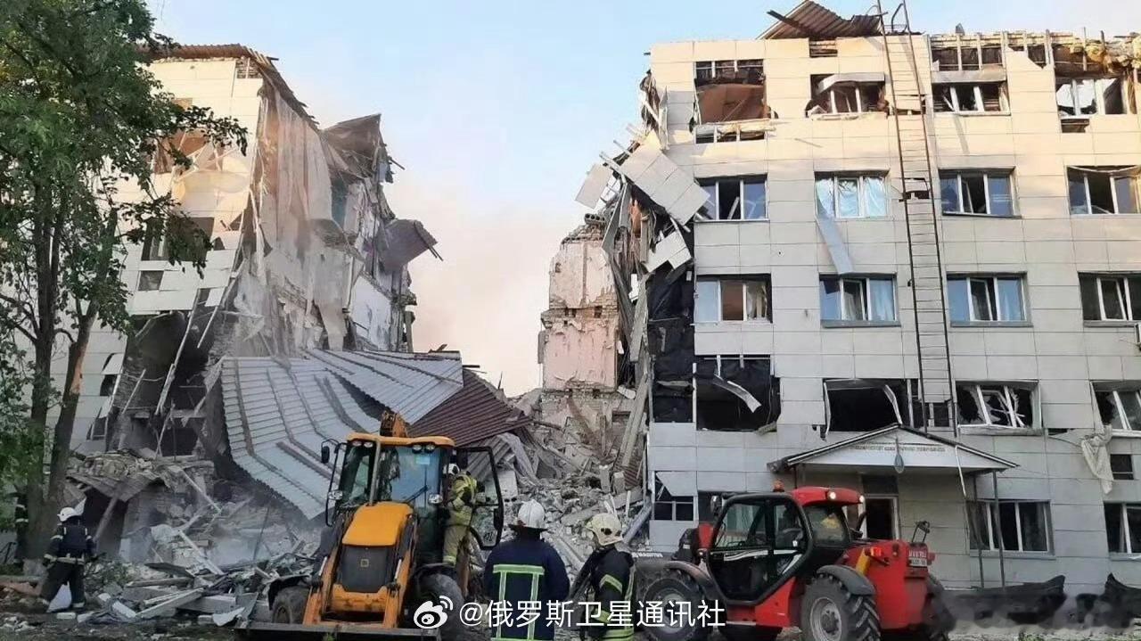 【美国记者：乌军袭击卢甘斯克学院是恐怖主义政权行径】抵达卢甘斯克人民共和国斯塔罗
