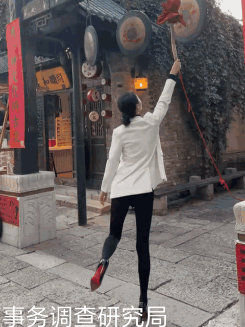 小姐姐看起来已经是好运连连了，
留点好运给别人吧。