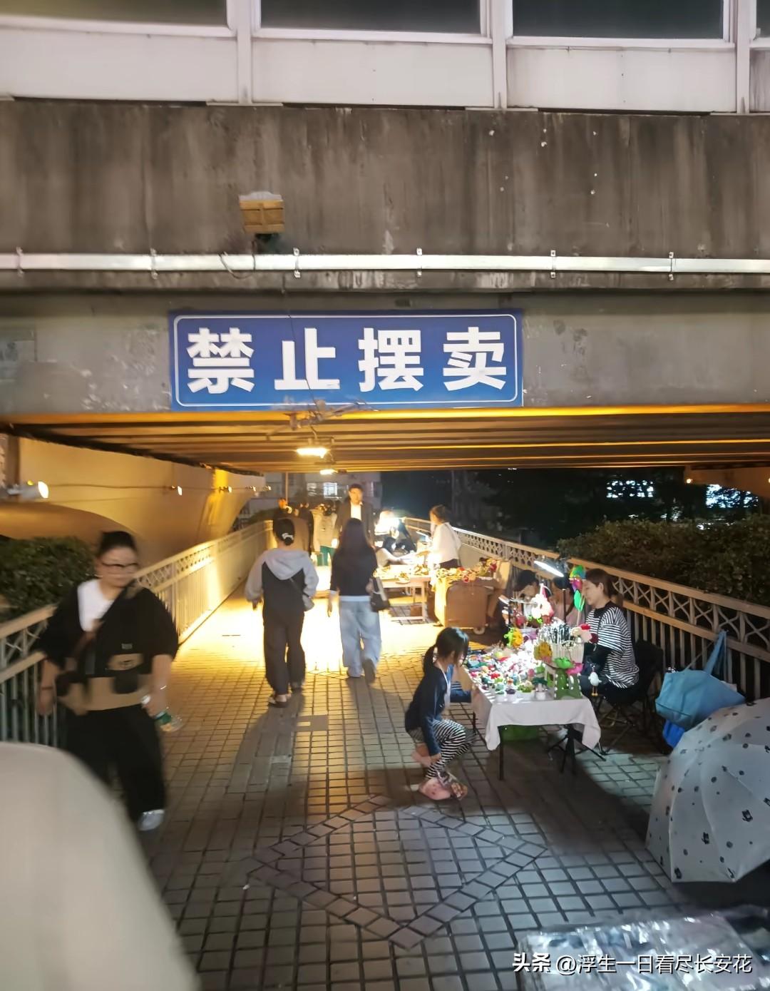 “‘禁止摆摊’牌子下全是摊位：当提示牌成了‘免责牌’，谁在糊弄谁？”

“蓝色牌