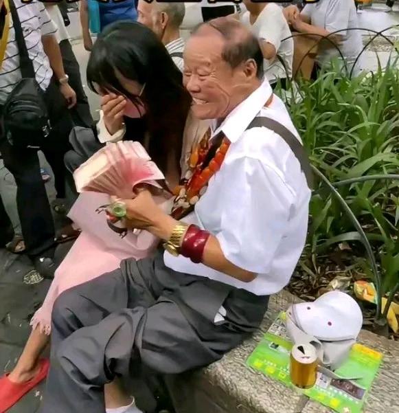 老人帅不帅，退休金说了算