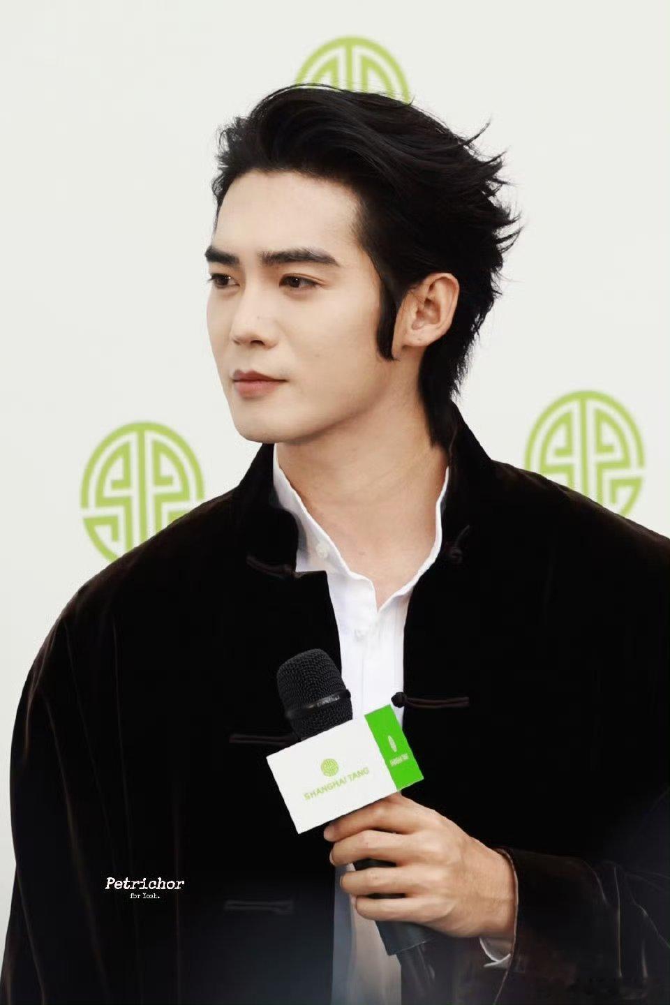 于适深圳线下活动路透，大背头新中式造型好帅  状态也太水灵了大背头好适合