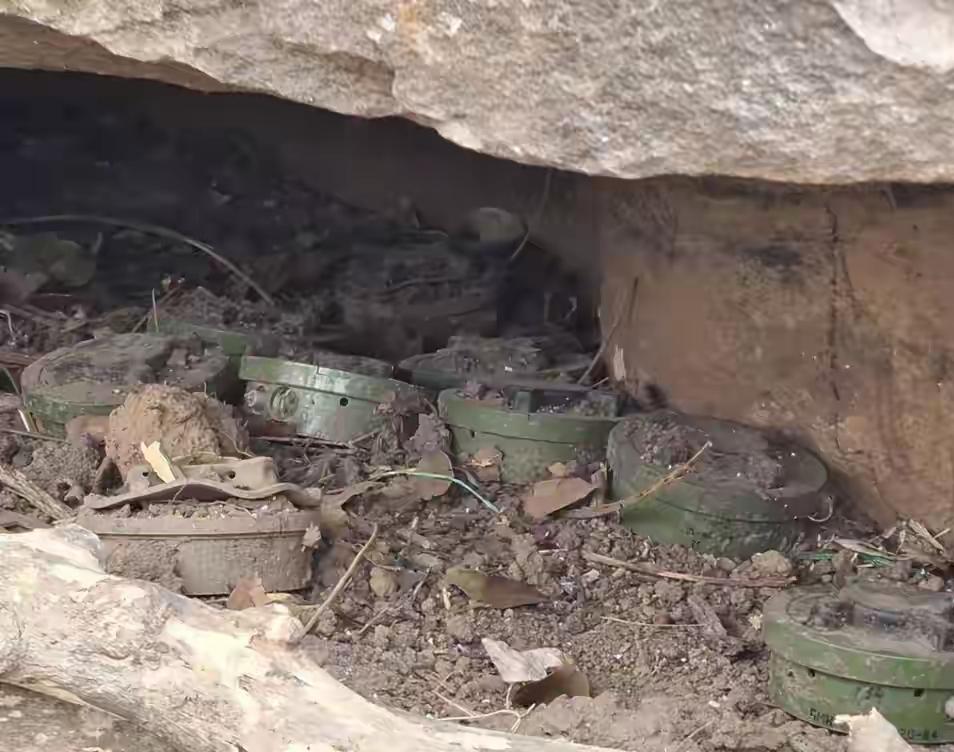 ​柬埔寨由于曾经得到越南的帮助，为此他们获得大量地雷，这些地雷对泰国士兵来说是非