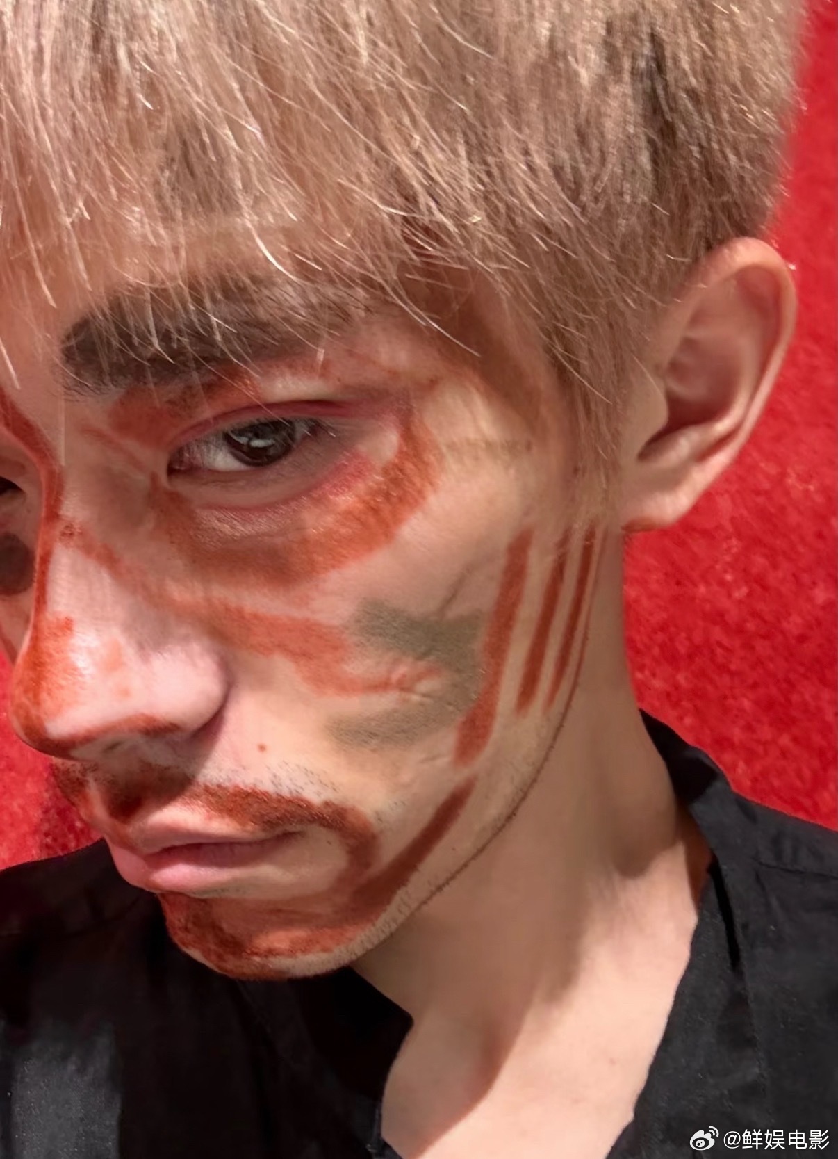 易烊千玺网站新自拍，此男就是这么喜欢脸上涂鸦易烊千玺网站新自拍易烊千玺脸上涂鸦被