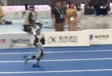 日本参赛机器人遭遇碾压式失利后，一位中国网友留下的安慰话语意外引发热议，不少日本