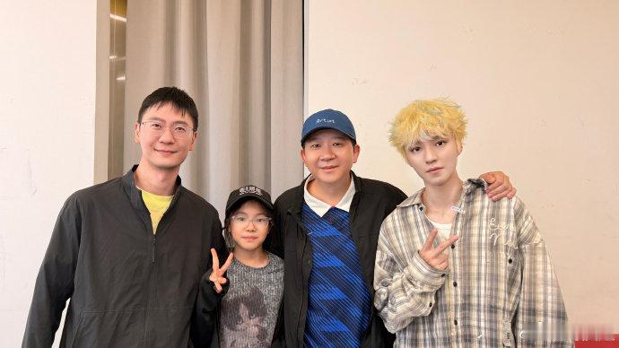 饶晓志晒和王俊凯合照饶晓志也来看王俊凯演唱会了导演来啦 
