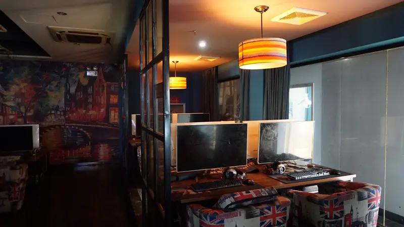 男子网吧包间打游戏遭陌生女子猥亵 2月24日，湖南岳阳发生了一件离谱事儿。一个男