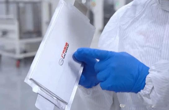 国内首条大容量全固态电池产线建成 电车续航有望从500公里达1000公里以上据央