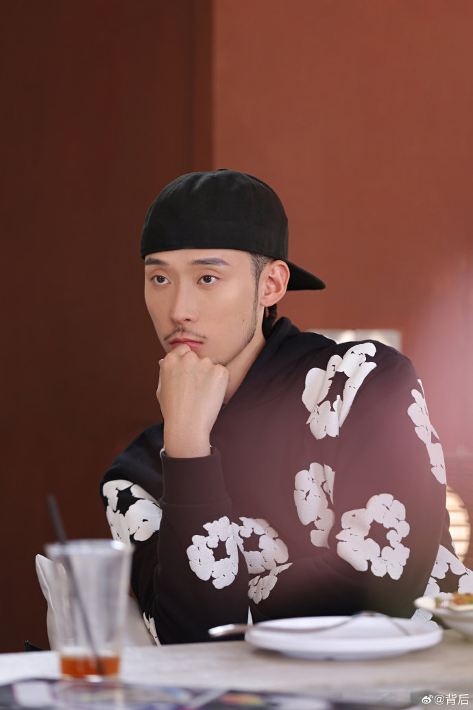 Fezzy被导演说歌词冷冰冰 Fezzy直言如今规律的生活让情绪波动少了许多，但