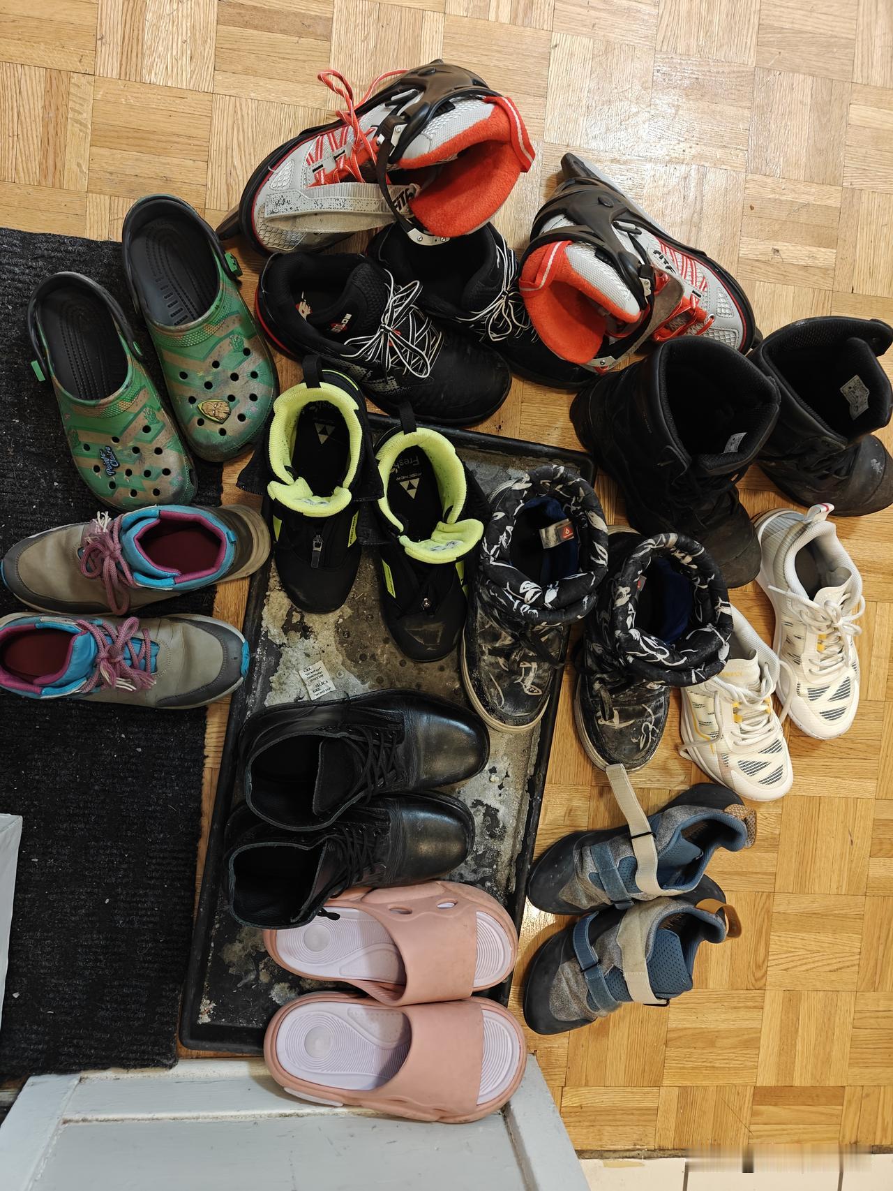 在加拿大，一个初中生需要多少双鞋子？请看我家的情况：滑冰鞋，越野滑雪鞋，攀岩鞋，