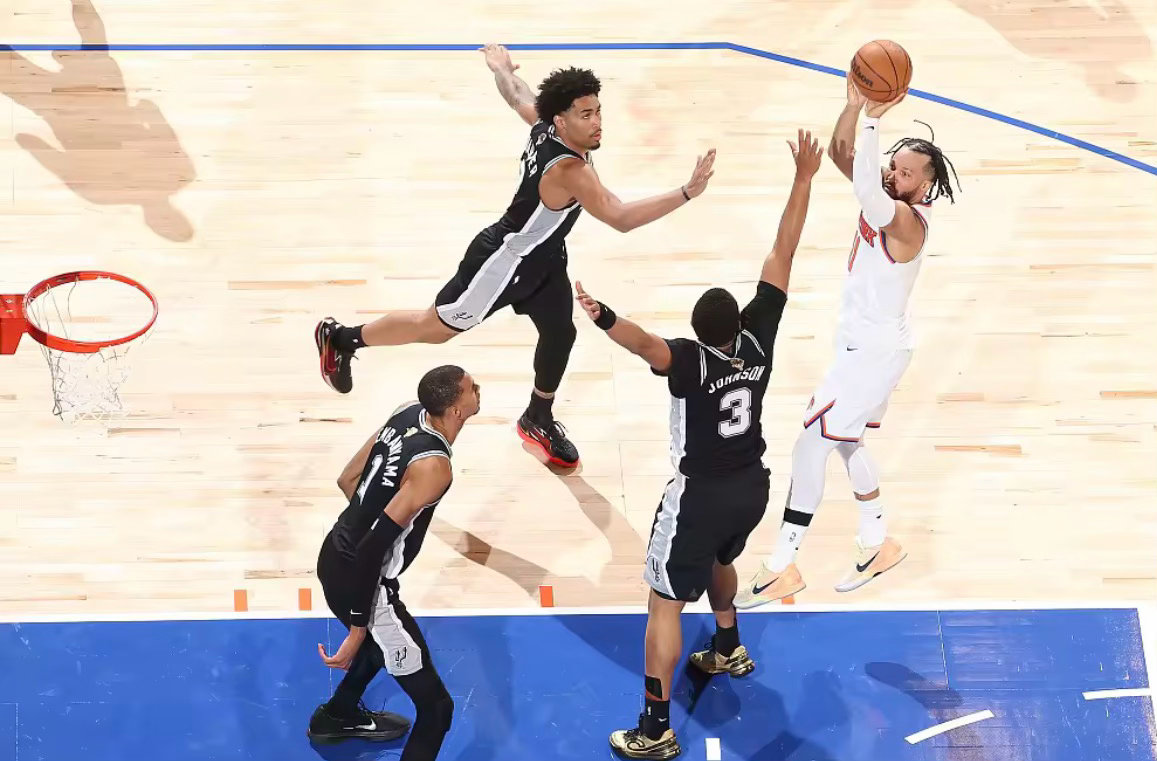 NBA总决赛继续进行，尼克斯主场逆转29分后107-106战胜马刺，将系列赛大比