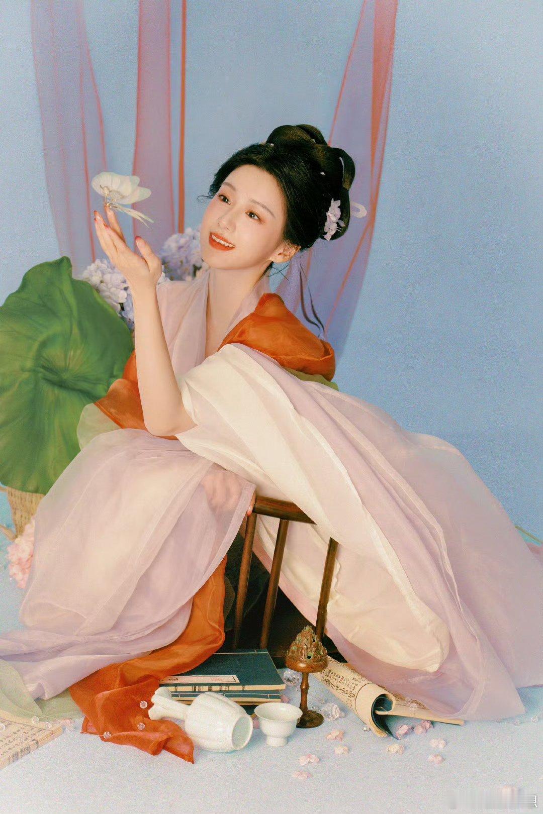 包上恩好美 美到词穷！明眸如星璀璨，红唇提气场，淡妆显纯欲，随便一个定格都自带柔