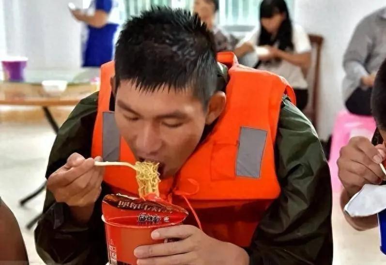 方便面又不是军粮，为何一救灾就发它？答案或许比我们想的要复杂

很多人疑惑，救灾