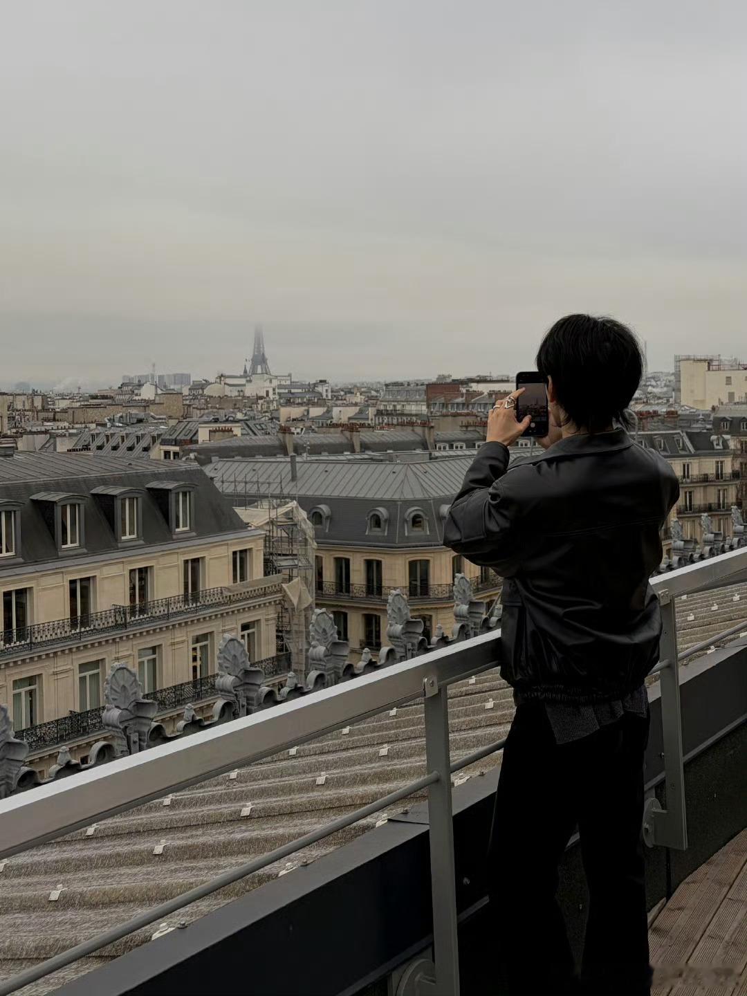 曾舜晞素颜氛围感的神，如果天气不好当然是看帅哥啊！ 