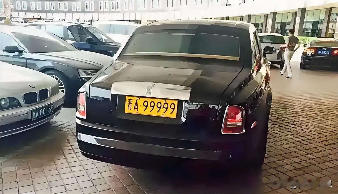 不带车牌180万的大劳划算吗？昨天一辆车牌号晋A99999的劳斯莱斯幻影2006