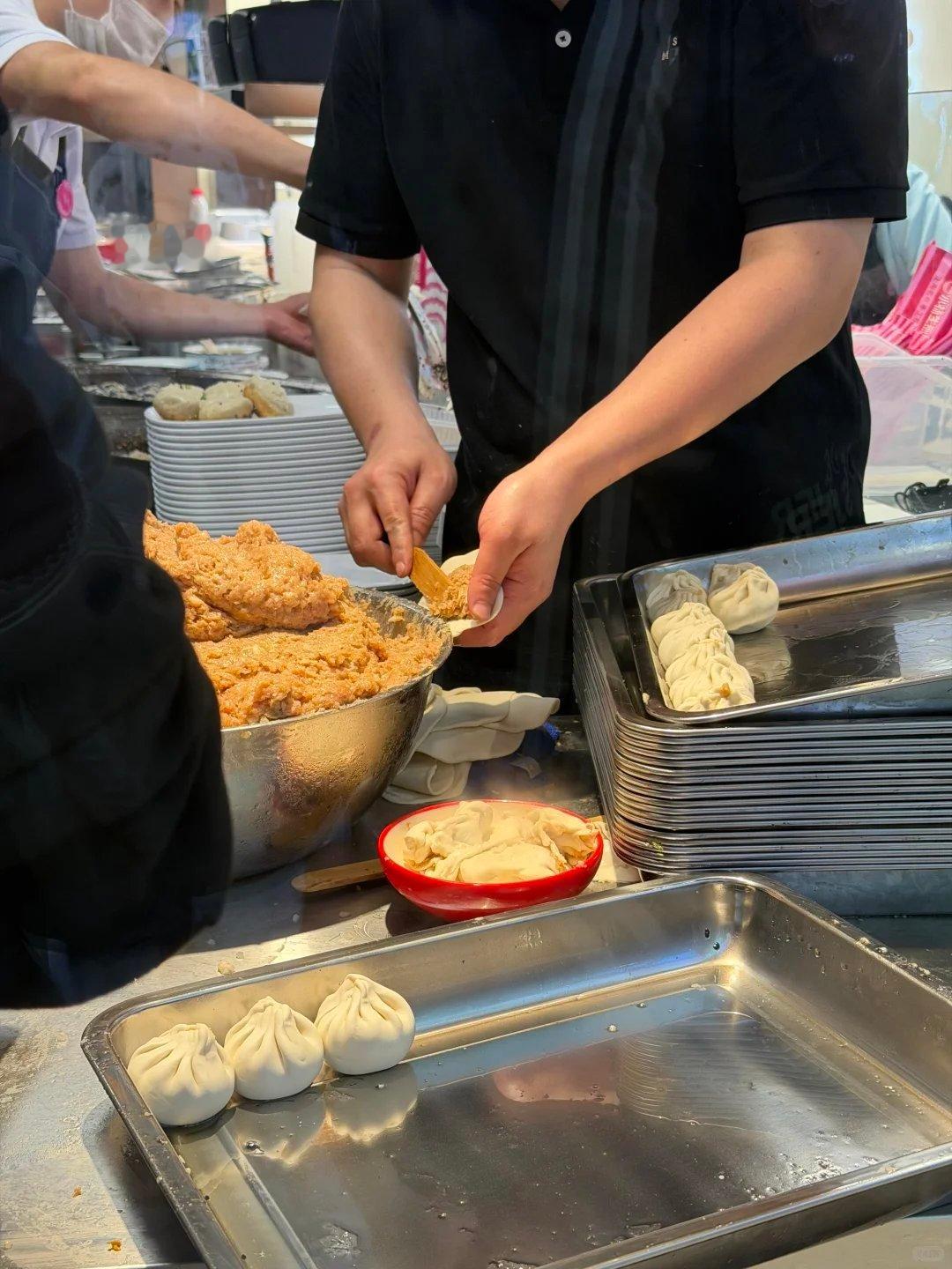 小杨生煎回应包子皮放在抹布上北京首店开业首日就曝出基础卫生乱象，小杨生煎这波操作
