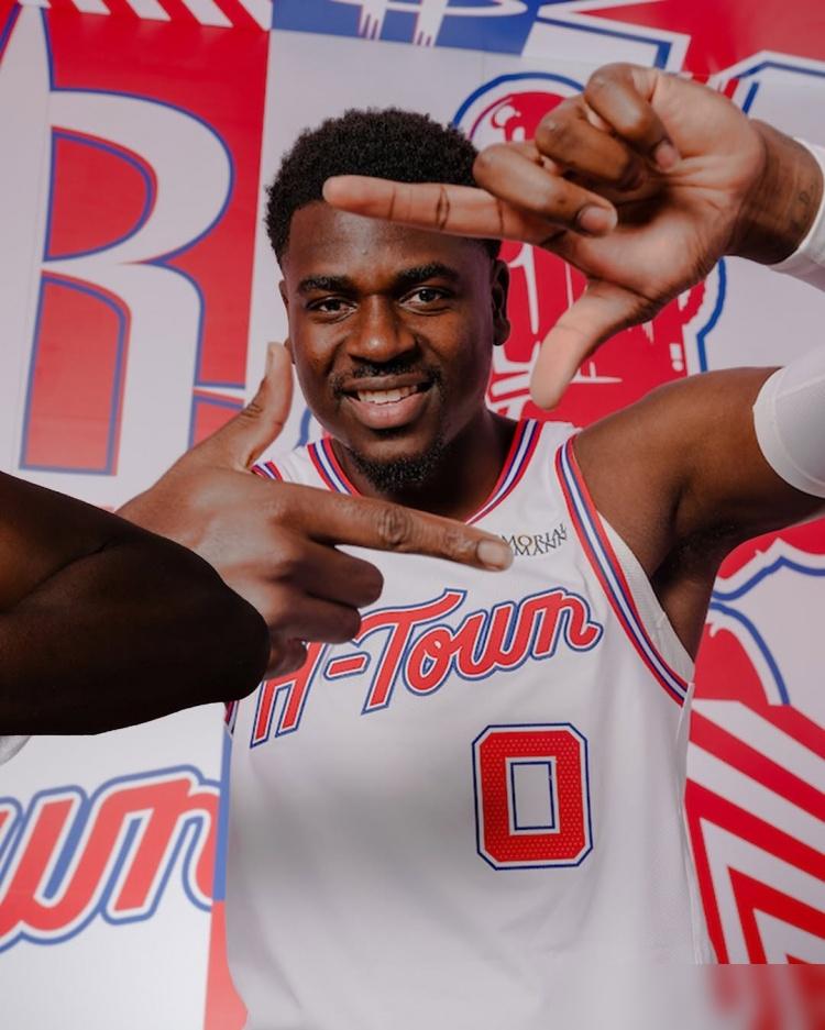 阿门汤普森捂着右脚踝一瘸一拐走进更衣室通道的那一秒，休斯顿航天城的心脏猛烈骤停。